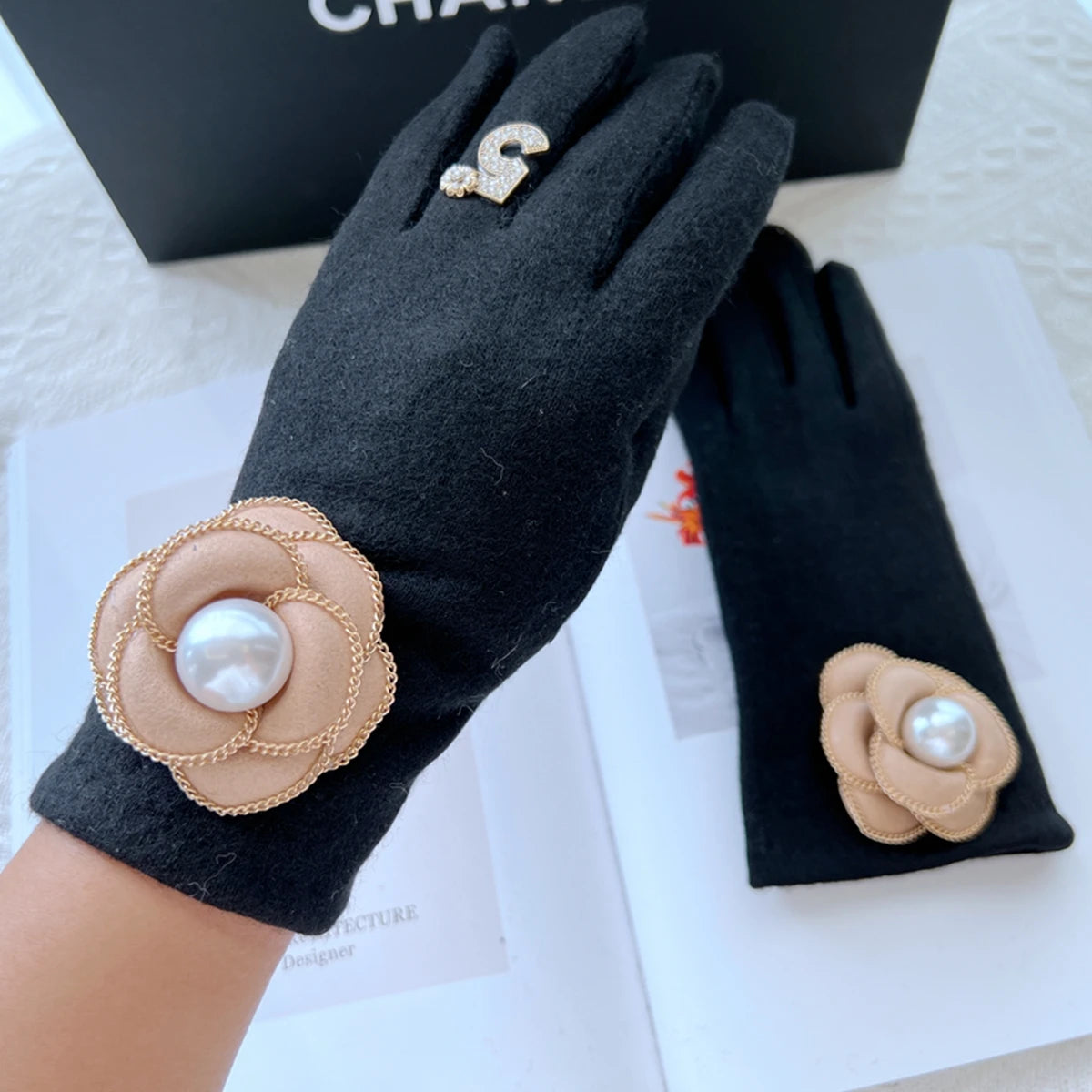 Elegant Brand Flower Gloves For women In Winter Soft Warm Wool Wrist Touch screen Black Mittens Daily Use Guantes