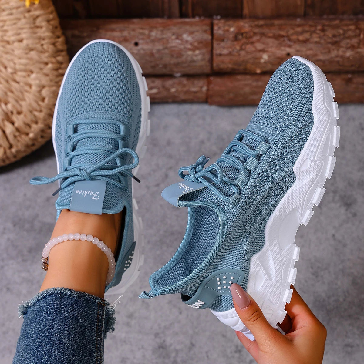 Women’s stylish, breathable, knitted sports shoes for spring and autumn. Casual, lightweight