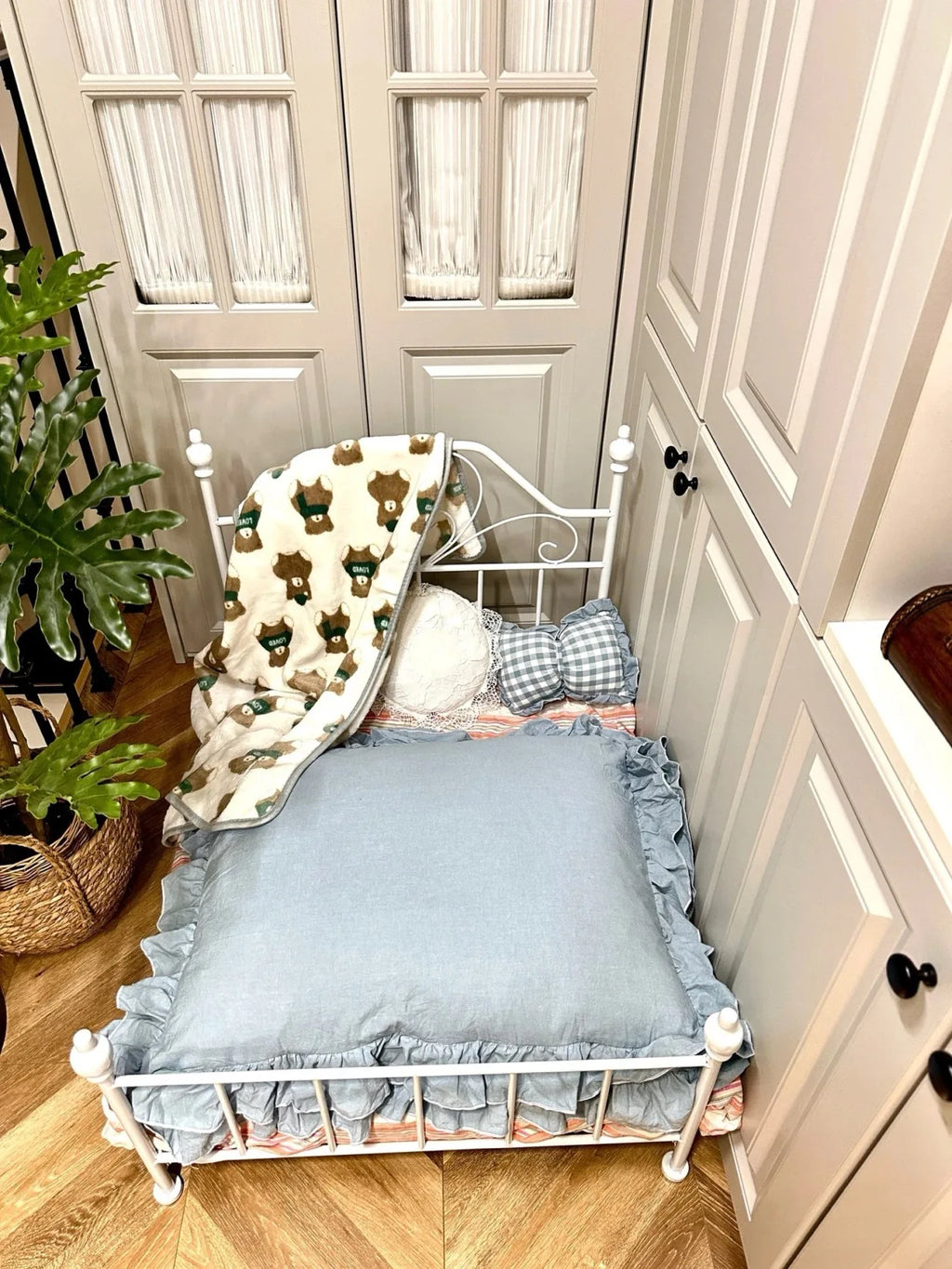 Princess Bed for Small Pets Wrought Iron Pet Bed Removable Washable Breathable Dog and Cat Bed Detachable Bed Frame