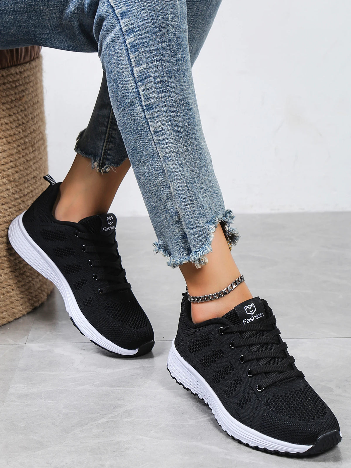 Women’s casual sports shoes with solid-colored fabric and front lacing, suitable for outdoor leisure wear.
