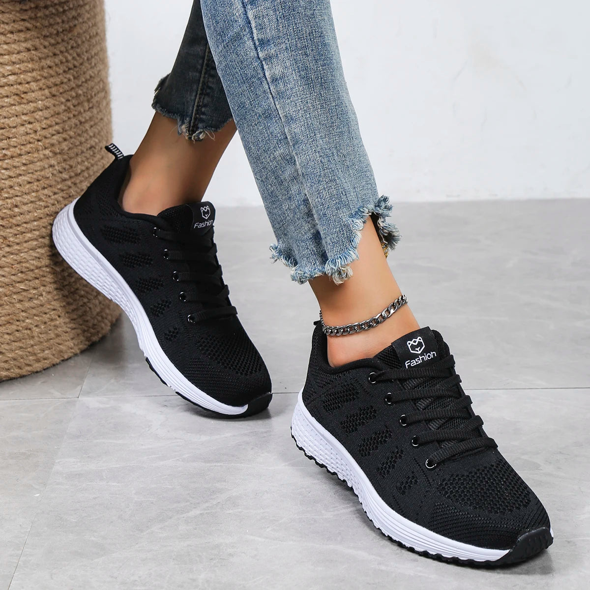 Women’s casual sports shoes with solid-colored fabric and front lacing, suitable for outdoor leisure wear.