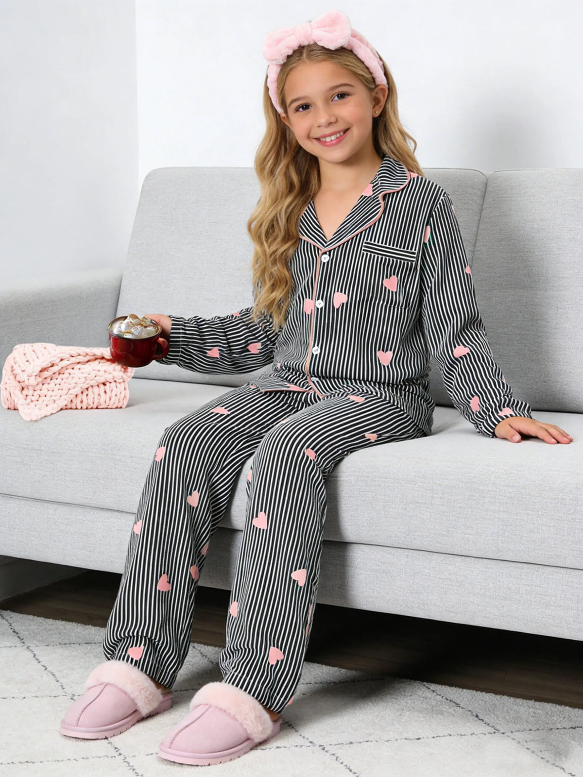 Girls' fashionable pajamas for spring and autumn, casual heart-shaped striped top and pants, suitable for daily home wear