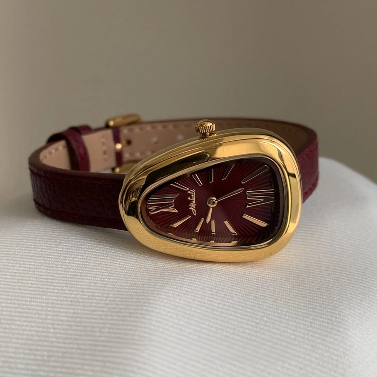 2025 new snake shaped women's watch with genuine leather strap, vintage watch with Roman numerals light luxury