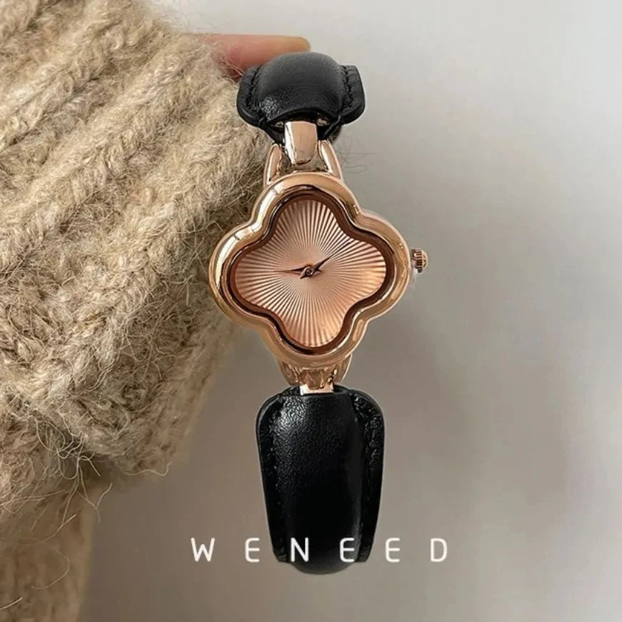 New Retro Women's Watch, Retro Fashionable Quartz Watch with Four-Leaf Clover Leather Design Bracelet