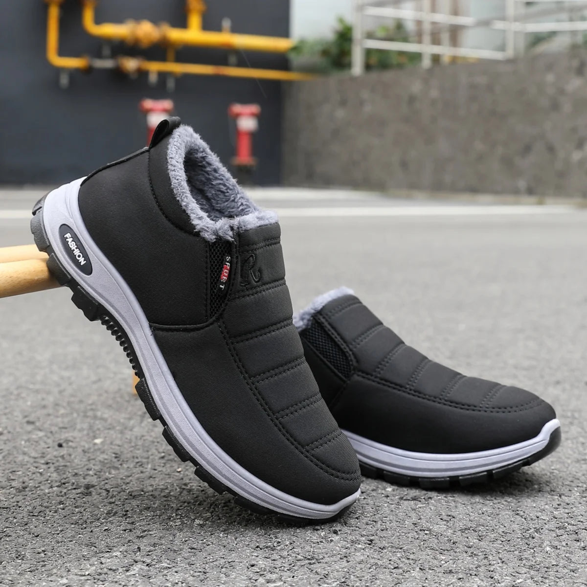 Men's casual snow boots: comfortable, warm, slip-on design, versatile and lightweight.