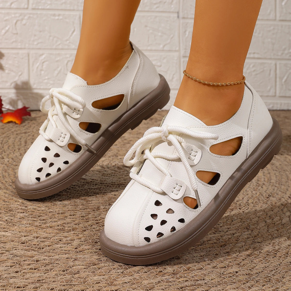 Women Sneakers Retro Luxury Brand Woman Flat Sandals Summer Hollow Designer Flat Shoes Casual Soft Bottom Platform Sneakers