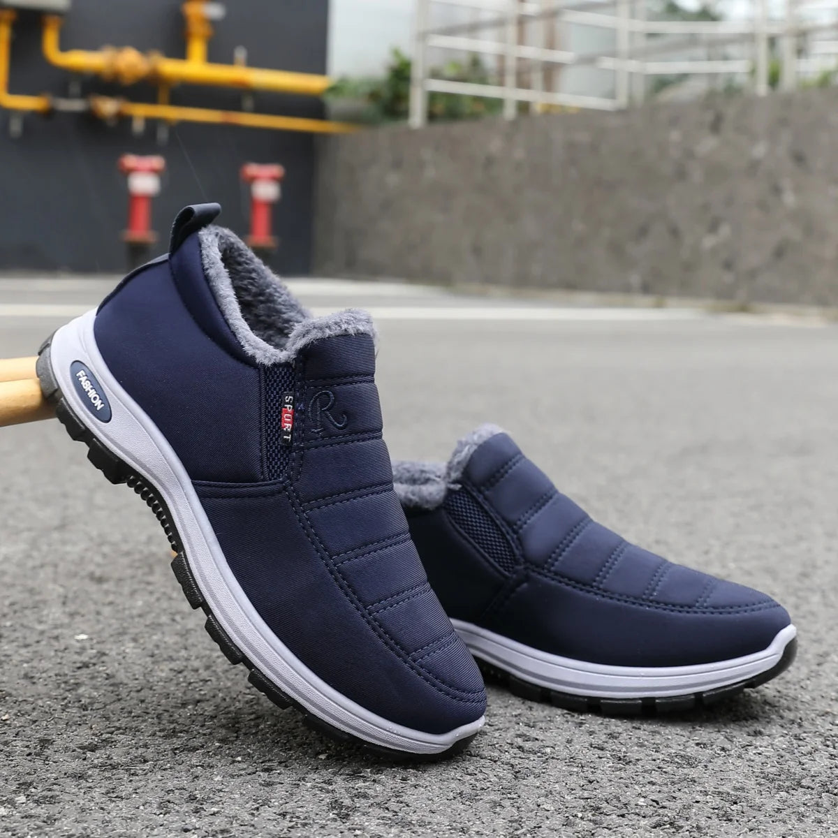 Men's casual snow boots: comfortable, warm, slip-on design, versatile and lightweight.
