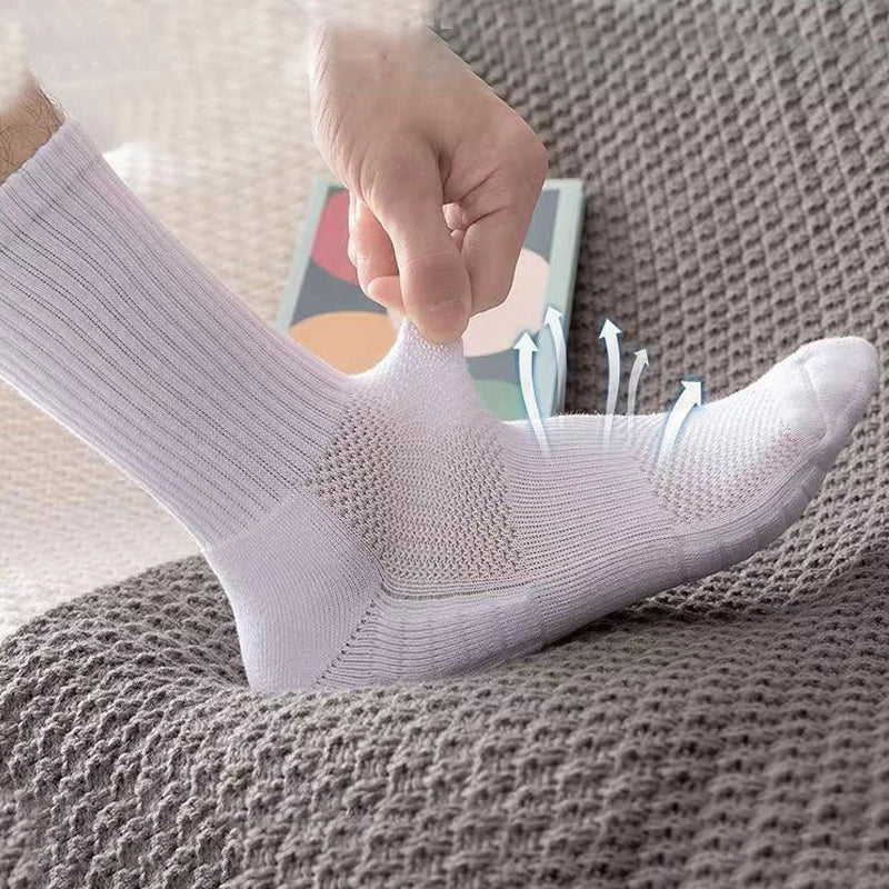 3 Pairs of Mid-Length Towel-Soled Sports Socks for All Seasons, Pure Color, Deodorant, Sweat-Absorbent and Breathable Black and White Mid-Calf Socks, Shock-Absorbing and Heel-Protecting Basketball Socks for Men and Women