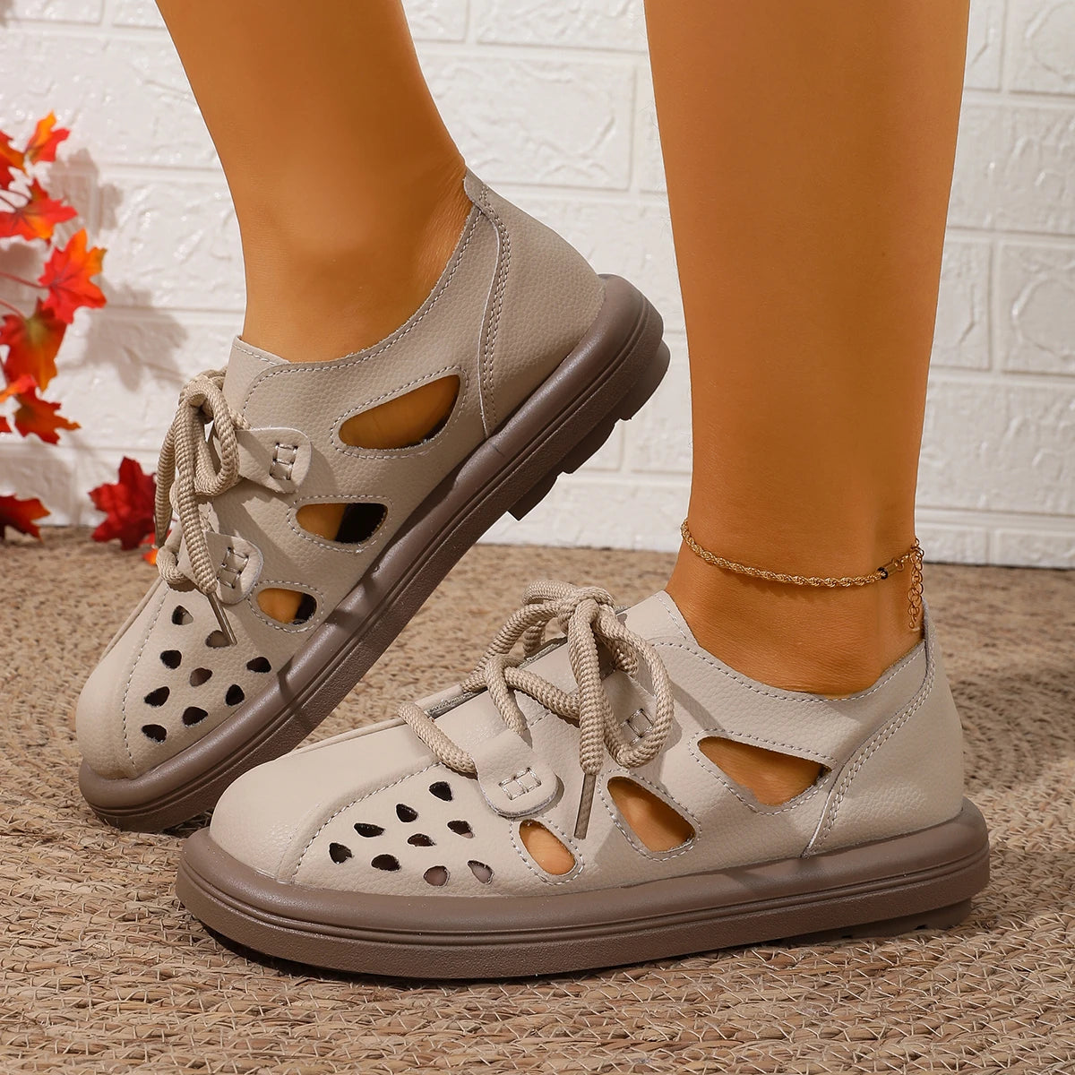 Women Sneakers Retro Luxury Brand Woman Flat Sandals Summer Hollow Designer Flat Shoes Casual Soft Bottom Platform Sneakers