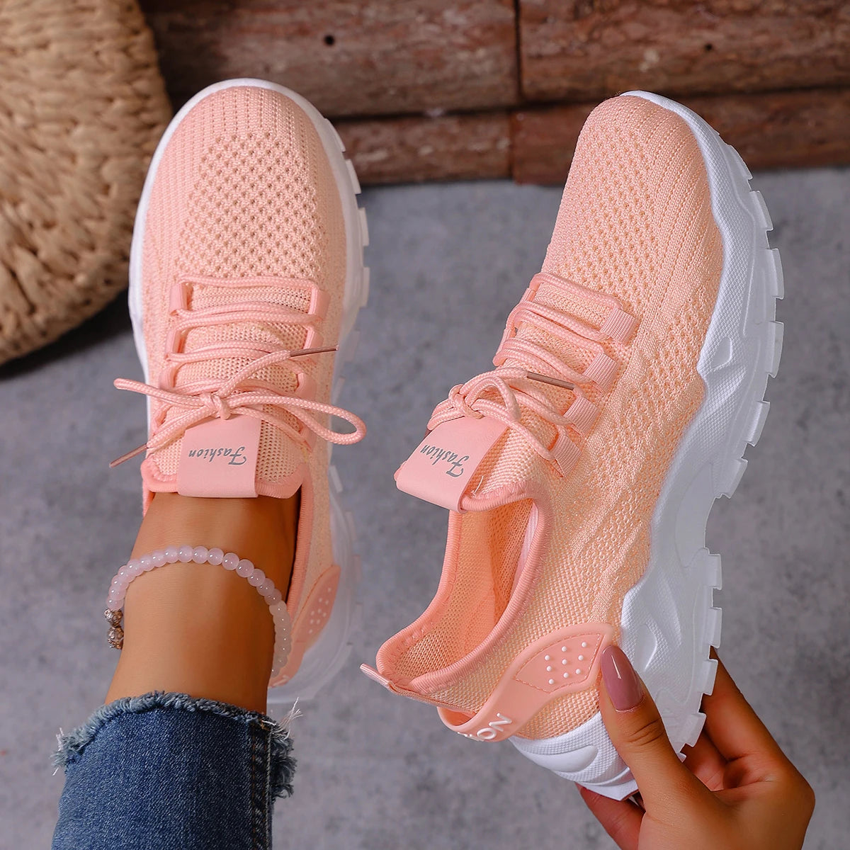 Women’s stylish, breathable, knitted sports shoes for spring and autumn. Casual, lightweight
