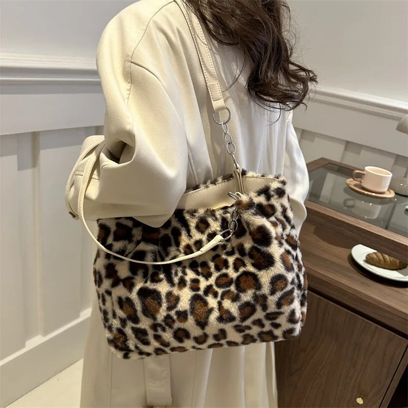 Versatile simple large-capacity bag 2025 new autumn and winter tide fashion leopard print plush tote bag atmospheric fluff shoul