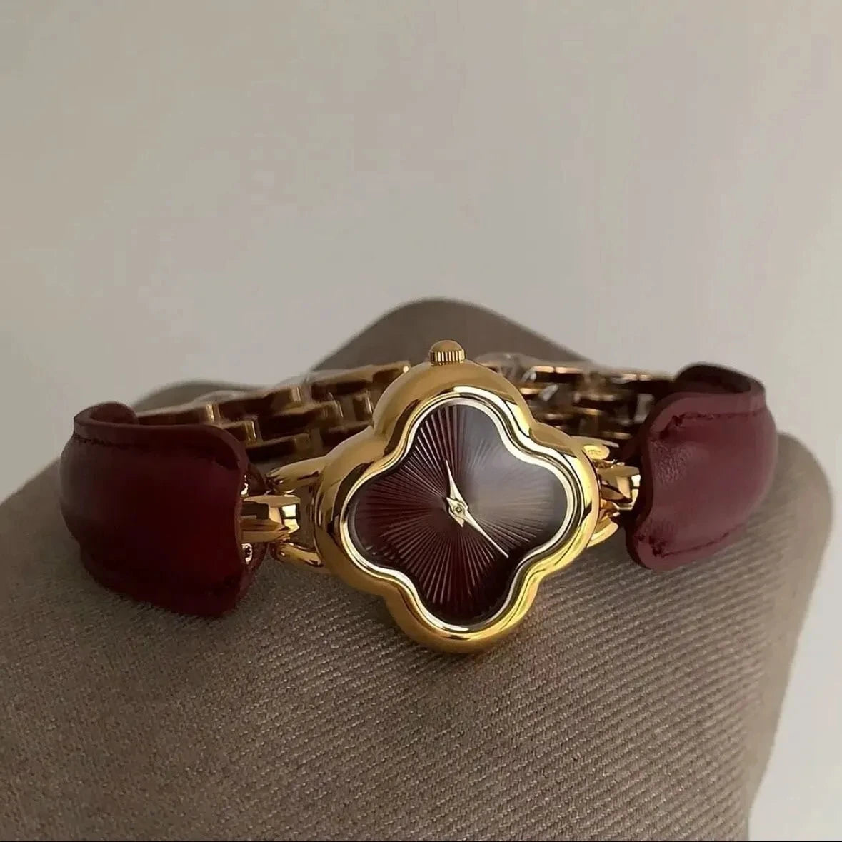 New Retro Women's Watch, Retro Fashionable Quartz Watch with Four-Leaf Clover Leather Design Bracelet