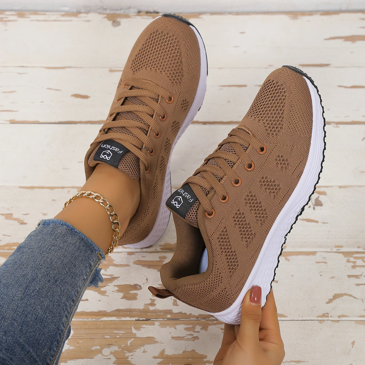 Women’s casual sports shoes with solid-colored fabric and front lacing, suitable for outdoor leisure wear.