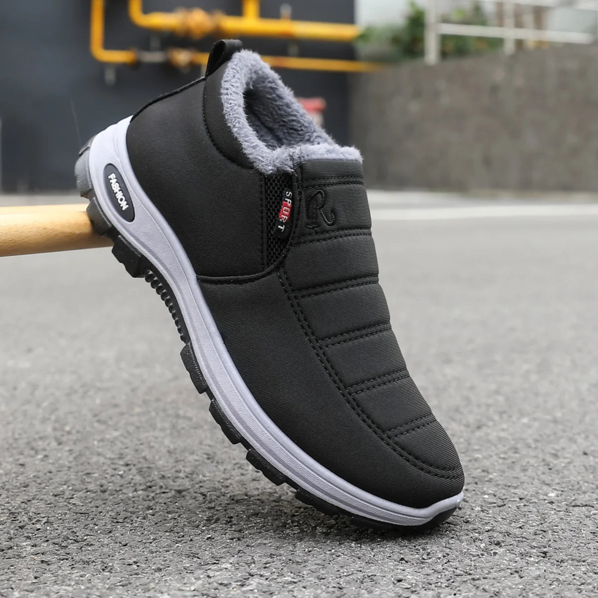 Men's casual snow boots: comfortable, warm, slip-on design, versatile and lightweight.